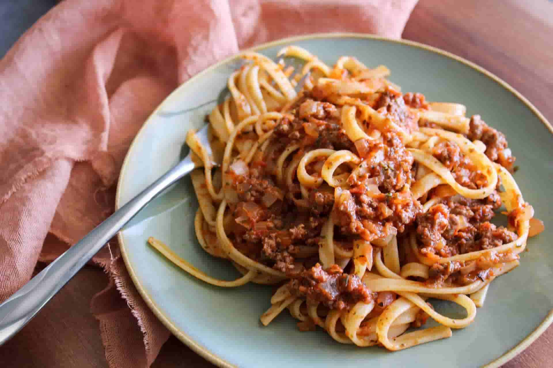 fettuccine-with-meat-sauce-min
